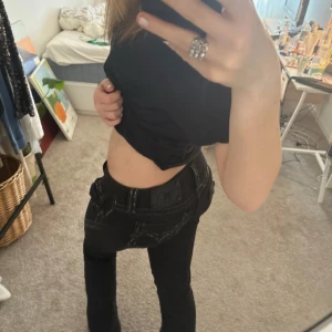 Svarta miss me jeans - Svarta lågmidjade bootcut jeans från miss me. Köpta på second hand. Midjemått: 40/40,5 cm rakt över. Innerbenslängden: ca 84 cm.
