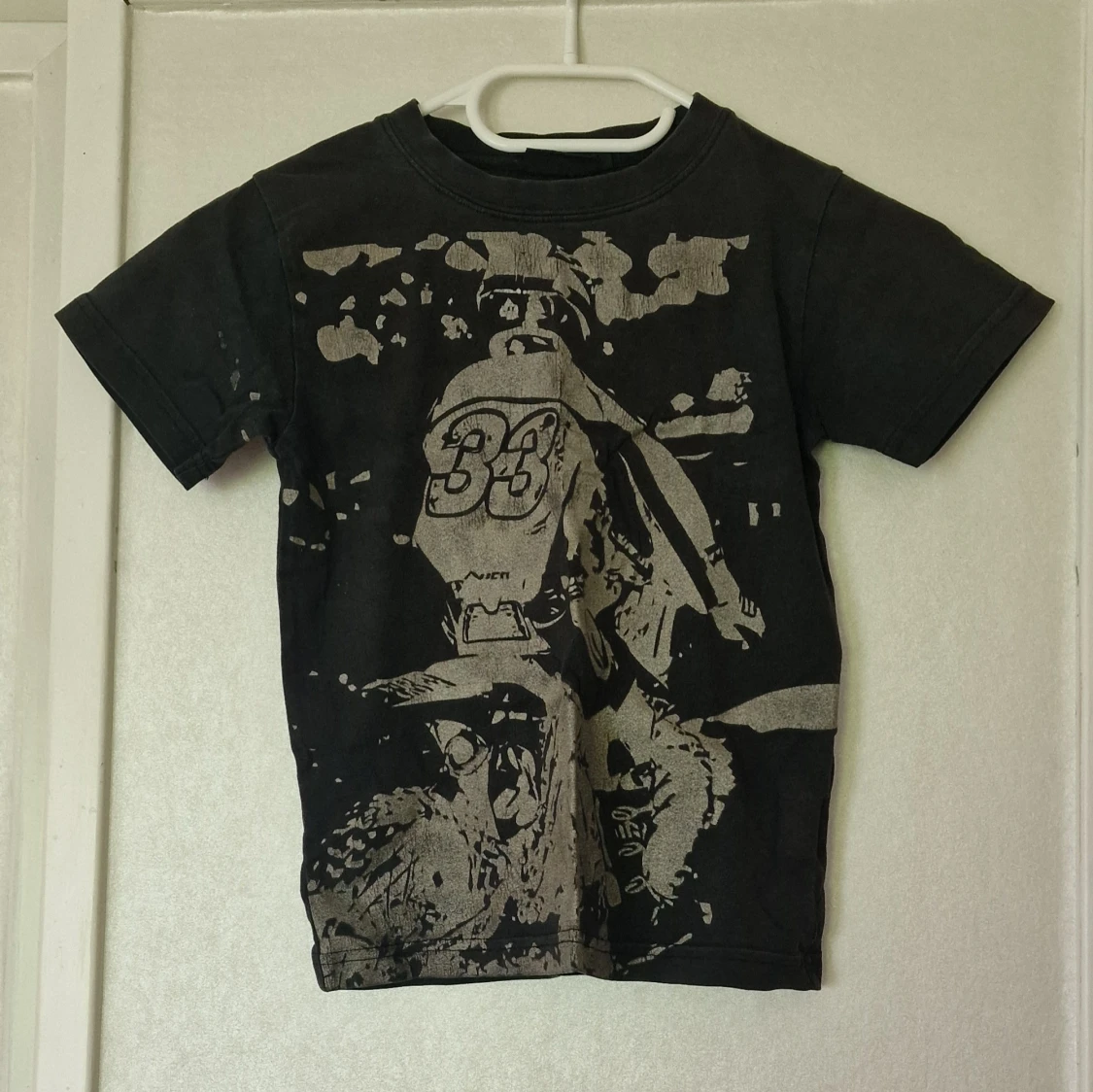Svart t-shirt med motorcykeltryck