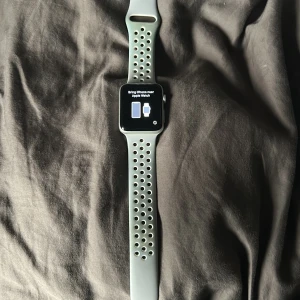 apple watch - säljer nu min apple watch då den inte kommer till användning. Det är Series 2. Laddare medkommer. Vid frågor är det bara att höra av sig 