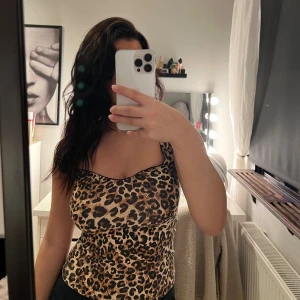 Leopardmönstrad topp med söt hjärtformad ringning - Populär leopard topp från Nelly. Jättefin men är tyvärr inte min stil längre. 💕💕                                         Nypris 199kr                          