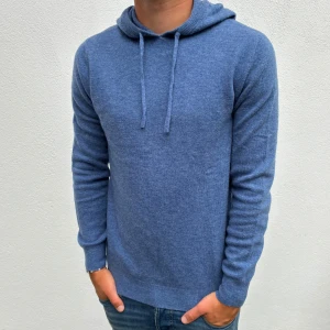 Kashmir/Merino hoodie - Blå Kashmir/Merino hoodie | Storlek S | Modellen är 177cm lång | Endast använd 1 gång, därför nyskick | Hör av dig vid frågor🌟