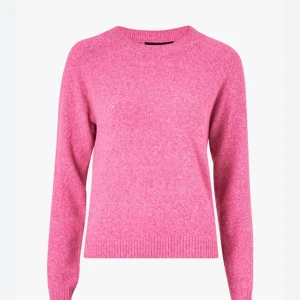 Rosa stickad tröja med rund hals - En enkel och snygg rosa stickad tröja med rund halsringning och långa ärmar. Tröjan har ribbade muddar vid ärmslut och nederkant, vilket ger en klassisk och stilren look. Perfekt för dig som gillar färg och vill ha något mjukt och bekvämt.