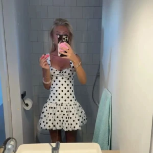Zara klänning - Super trendig och efterfrågad prickig klänning från Zara som är helt slutsåld, helt ny aldrig använd