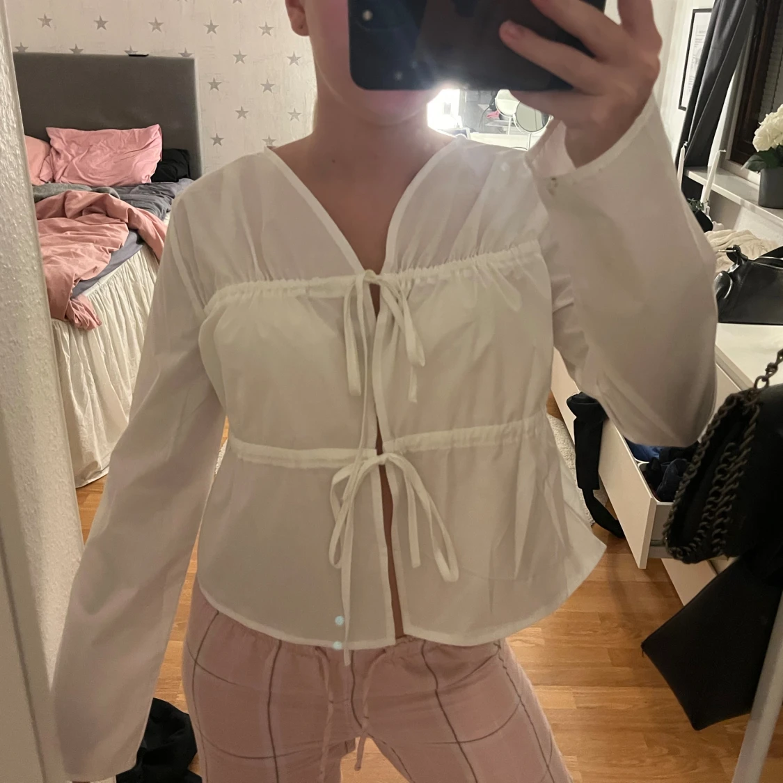 Vit blus med knyt och v-ringning