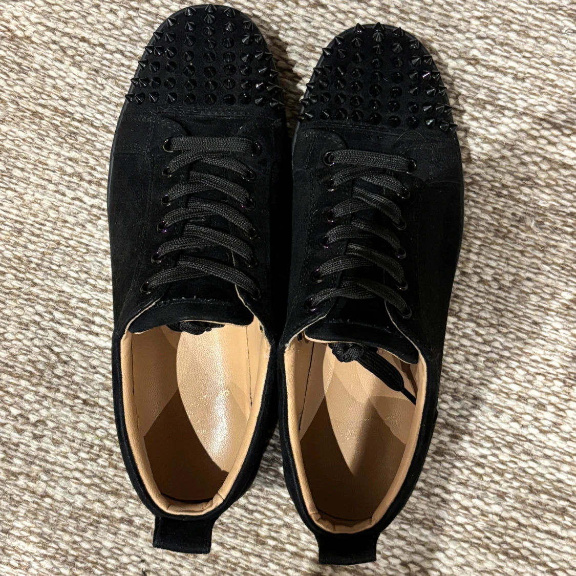 Christian Louboutin svarta sneakers med nitar - 1