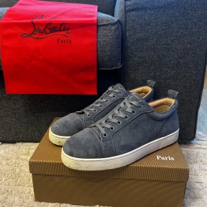 Ljusblåa loubs - Sjukt feta loubs. 8,5/10 skick bara lite smuts men inga defekter. Kan tvätta innan jag skickar, strlk 43🙌✅