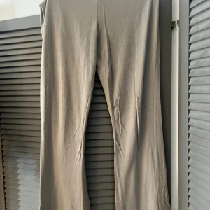 Beiga  yogapants   - Säljer ett par beiga mjukisbyxor från 157 i storlek S. Byxorna har en bred resår i midjan och är tillverkade i ett mjukt och stretchigt material. Perfekta för chill dagar eller när du vill ha det extra bekvämt. Säljer pågrund av för långa för mig 