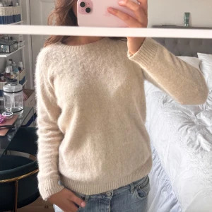 Stickad tröja!  - Så fin tröja i angora mix! Lagat hål på armen de sista bild