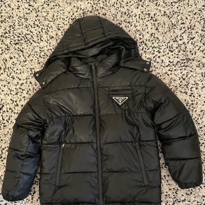 Svart jacka - Säljer min jacka efter som de liten för mig köpte den december 2024 använde knappt den!Den är väldigt varm och skön jacka