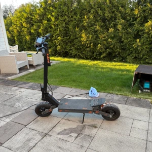 Kukirin G4 2025 - Säljer en Kukirin G4 köpt i mars 2025 och har garanti fram till mars 2026, scootern har rullat endast *14km* och går helt perfekt, scootern har smårepor på handtagen och skärmen på styret men är jätte billigt och byta ut🔥📍  -2000 Watt -75km räckvidd  - hastigheten går att ändra så skruv för och veta exakt vad och hur det går och ändra det är jätte simpelt kan visa lätt hur🔥 *PRIS GÅR ATT DISKUTERA* 📍ESKILSTUNA !ENDAST MÖTAS UPP! *bara att skriva om du undrar minsta lilla😁