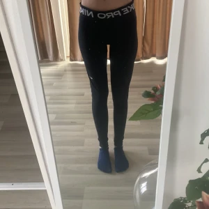 Nike Pro Dri-Fit svarta leggings M - Svarta Nike Pro Dri-Fit leggings med hög midja och bred resår med logga. Tight passform och stretchigt material som andas, perfekt för träning. 