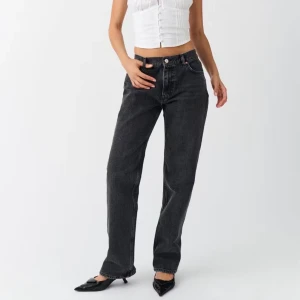 lågmidjade jeans  - Snygga svarta jeans från Gina Tricot med raka ben. Midjan är lägre än vad det ser ut på bild, skulle vilja säga mellan låg- och midwaist. Perfekt till hösten. Säljer eftersom de är för små💕