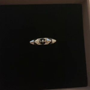Edblad ring liten  - Säljer min jätte fina lilla Edblad ring i silver, den är i storlek S/16,8 och är i ganska bra skick, är även öppen till att byta exakt samma ring fast i guld funkar då även storlek xs/16 eller xxs