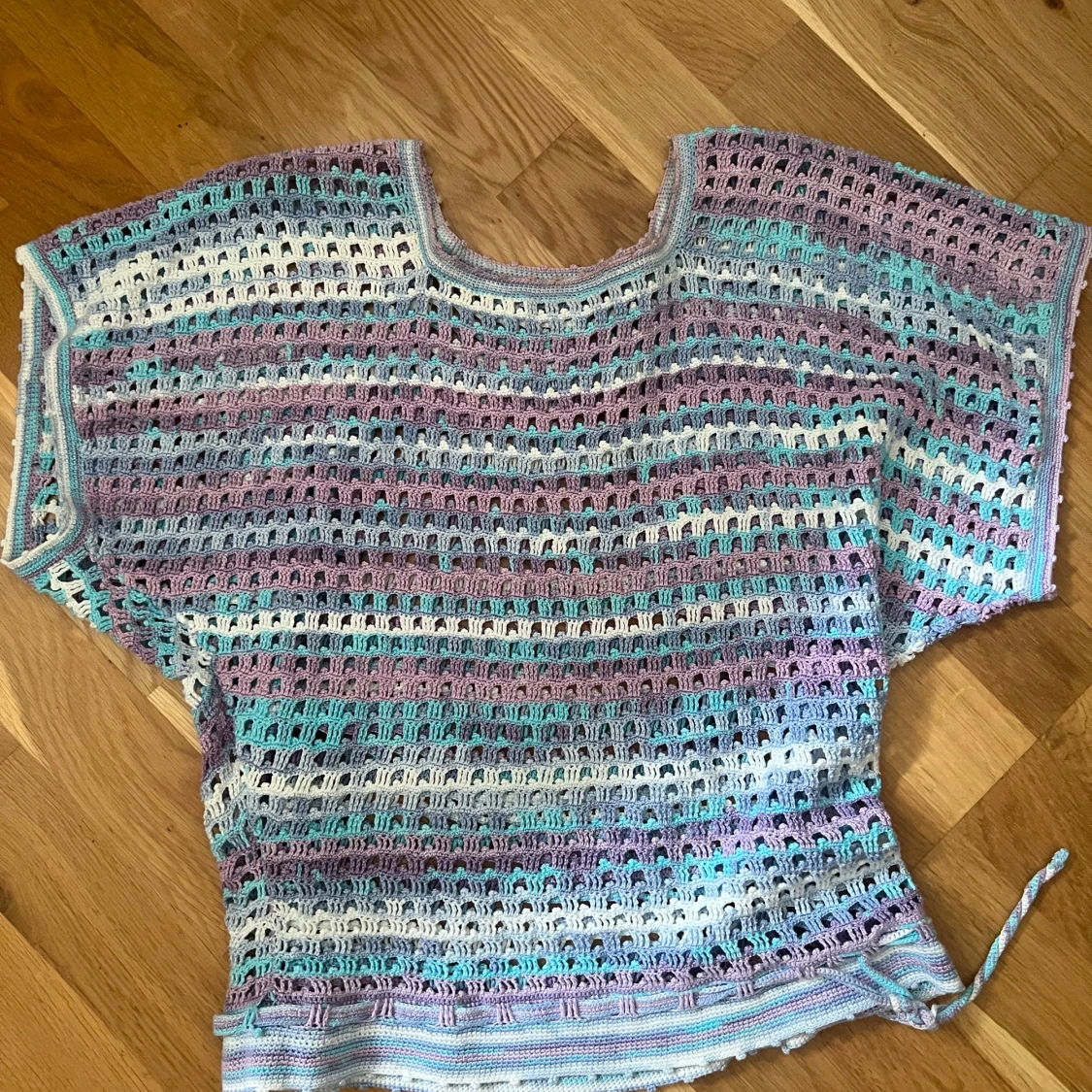 Pastellfärgad virkad topp med kort ärm - 4