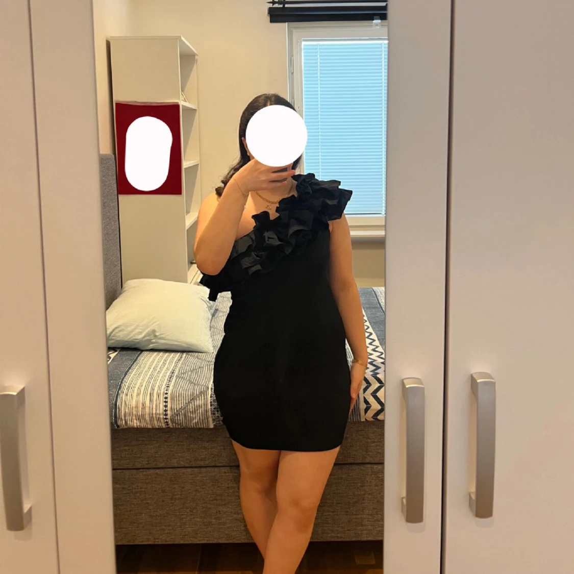 Svart one shoulder klänning med volang - 1