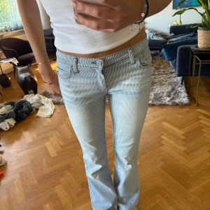 Low waist flare jeans - Low waist blå vit randiga jeans med flare passform. Jag är 171 🫶 finns ingen storlek men mått är: innerben 79cm / midja tvärsöver 37cm