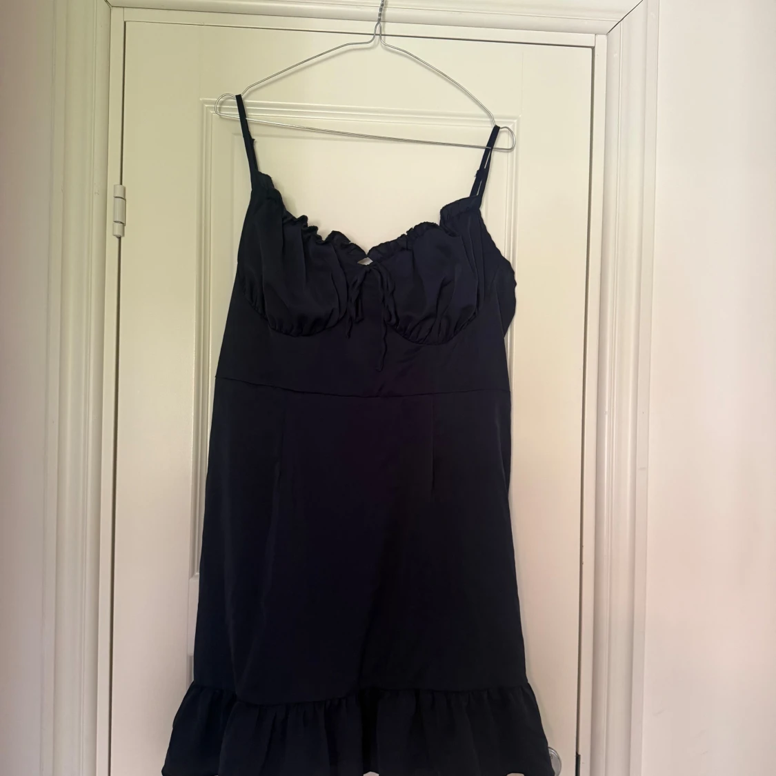 Marinblå kort klänning med volang - 1