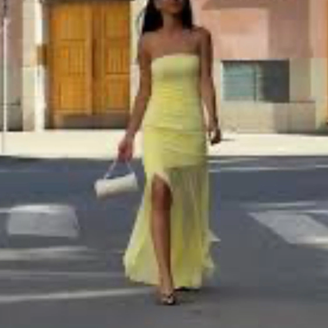 Ljusgul axelbandslös långklänning - 1