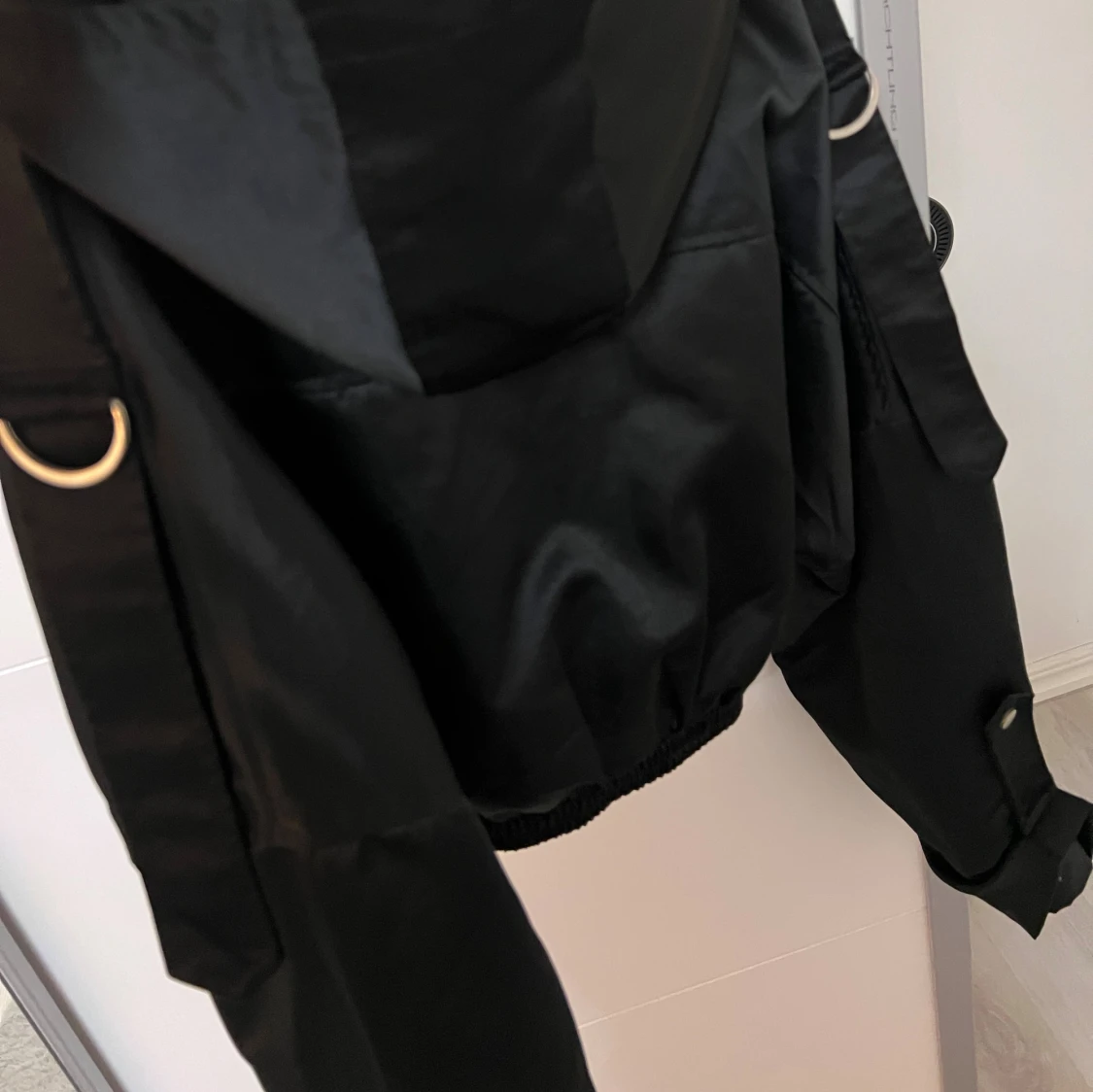 Svart croppad bomberjacka PrettyLittleThing - 3