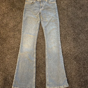 Bootcut jeans från Perfect Jeans, strl 38 - Ljusblå bootcut jeans från Perfect Jeans i storlek 38. Klassisk femficksmodell med normal passform och snyggt utsvängda ben. Jeansen har en enkel design med kontrastsömmar och är tillverkade i mjukt denimtyg som sitter skönt hela dagen.