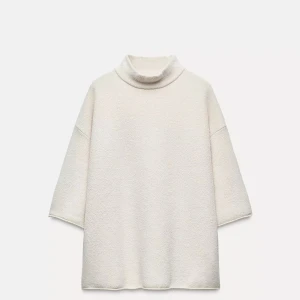 Vit/beige polotröja - Säljer en stilren vit/beige polotröja med trekvartsärm från Zara. Tröjan har en lös passform och är perfekt för vårdagar. Nypris 399 kr