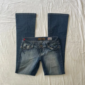 Lågmidjade coola jeans  - Jättebra skick! Jag är 180, de är perfekta i längden. Mått: midjemått rakt över 40+stretch grenhöjd 18,5 benöppning 22,5 innerbenslängd 85,5cm❤️