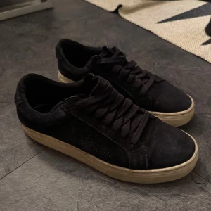 Svarta mockasneakers från Vagabond - Snygga mocka skor från Vagabond ”Paul 2.0” bra skick! Strl 40 men stora i storlek, skulle säga 41/42. Nypris 1400