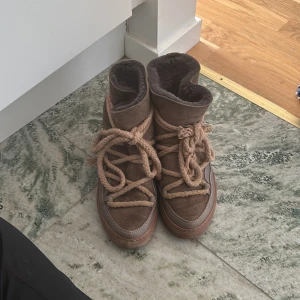 Bruna Inuikii boots med snörning - Säljer ett par bruna/beigea skor från Inuikii. Storlek 36 men jag har 37 så de har passat. Går att priset diskuteras 🩷