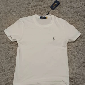 Raulph Lauren t shirt - Storlek M helt ny, är för liten på mig.