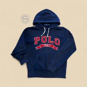 Ralph Lauren Hoodie - Säljer denna marinblå hoodie från Ralph Lauren med logga på bröstet. Väldigt bra skick och är perfekt nu inför hösten, och den sitter riktigt skönt. Hör av er vid funderingar! Priset är ej hugget i sten😉
