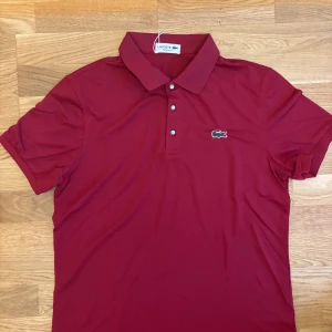 Röd Lacoste piké  - Helt ny. Size L passar även M