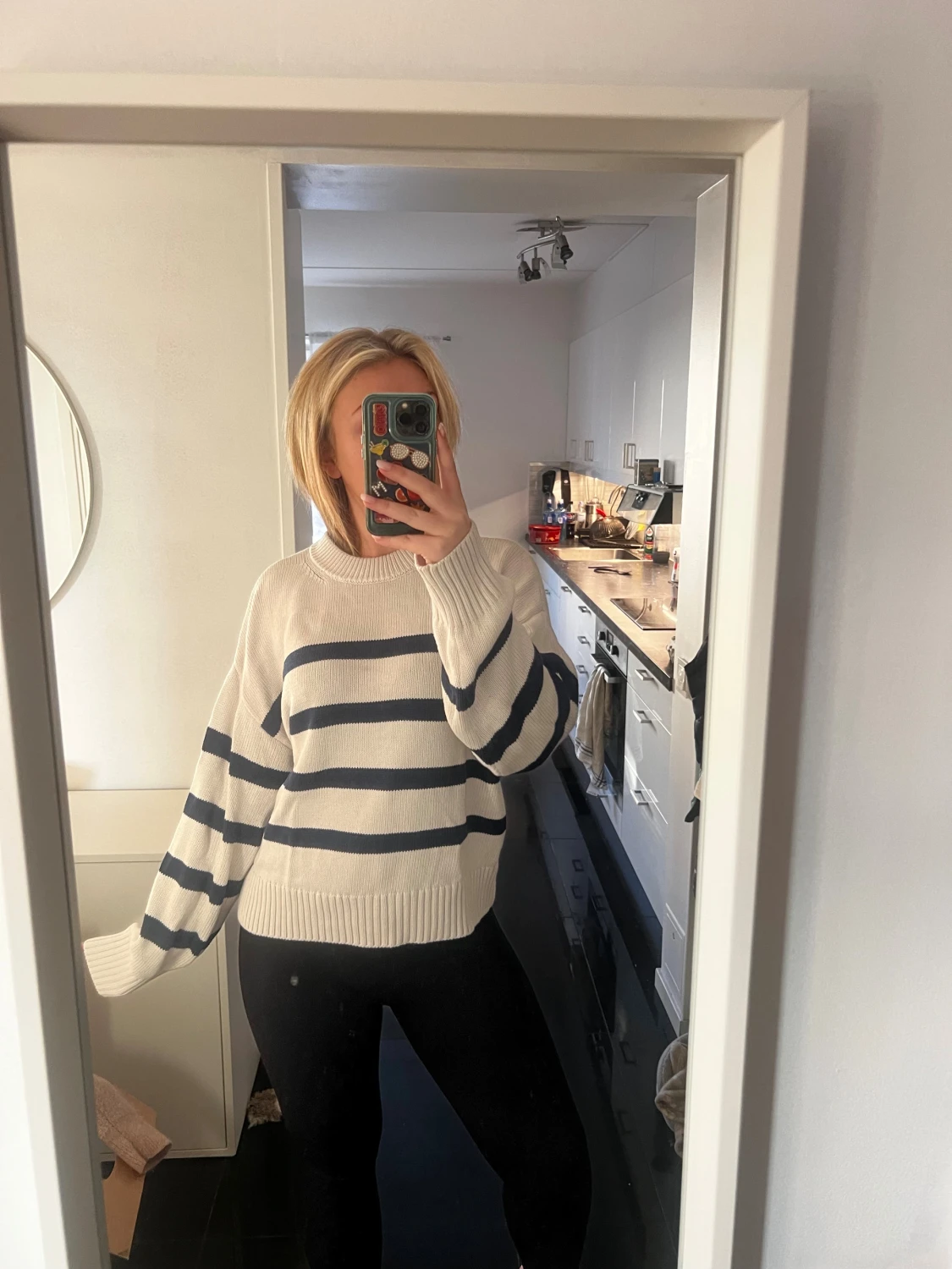 Vit och marinblå randig stickad tröja