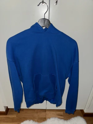 Ginatricot hoodie - Hej, säljer denna Gina tricot hoodie då jag har flera i samma modell, denna är knappt använd och är fortfarande mysig och fluffig på insidan. Skriv gärna om ni har någon fråga💕