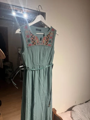 Grön långklänning - Lång klänning i färgen mint med bälte i bra skick!