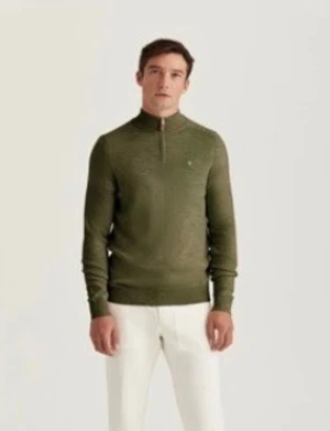 Olivgrön half zip stickad tröja - Säljer en olivgrön merinoullströja med half/quarter zip och medel hög krage. Tröjan har lång ärm och en clean, stilren look som passar perfekt till både jeans och chinos. Materialet är mjukt och andas, vilket gör den skön att bära hela dagen. Endast använd två gånger, inga defekter. Har tyvärr ingen bra bild på den men har originella bilden från märket.