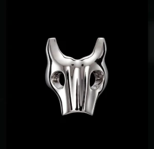 Maria Nilsdotter Ring - Unikt halsband med ett coolt oxhuvud i blank silverfärg. Hängsmycket har en stilren och modern design med markerade horn och detaljerade ögonhålor. Perfekt för dig som gillar djurmotiv och vill sticka ut med din stil.