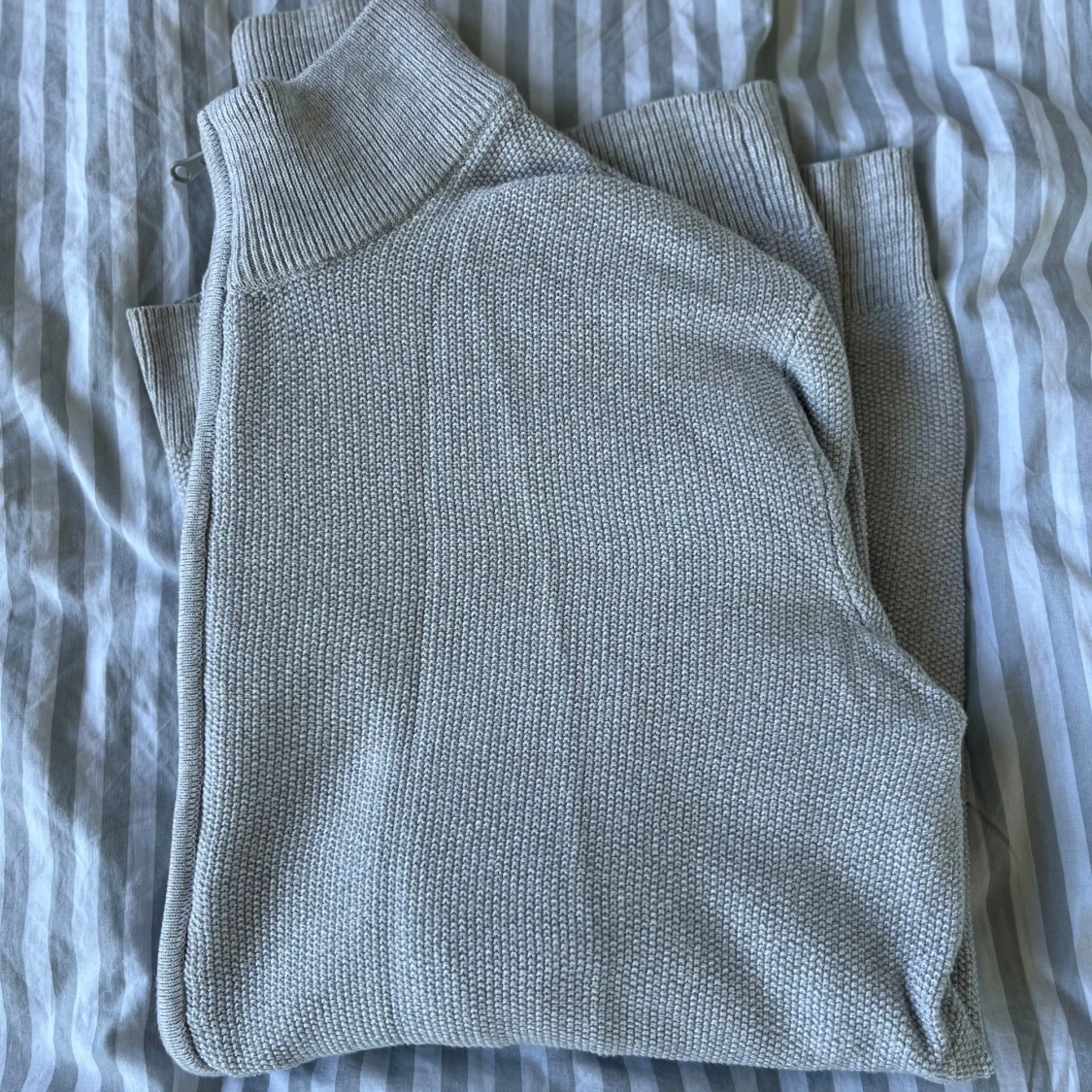 Ljusgrå kofta med dragkedja från Indicode - 2