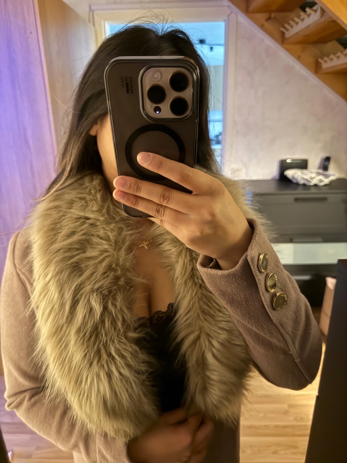 Beige kappa med fuskpäls och bälte - 3