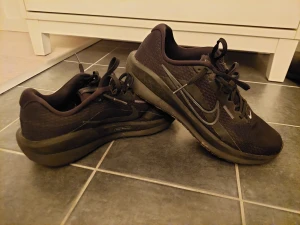 Svarta Nike löparskor - Säljer ett par svarta Nike löparskor med mesh-ovandel och klassisk swoosh på sidan. Ny pris 1000kr.