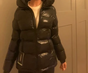 Svart vinterjacka  - Säljer en svart, glansig pufferjacka som är perfekt till vintern. Den har endast använts 2 gånger, lappen sitter inte kvar men den är typ som ny! Pris kan diskuteras, tveka inte vid frågor 💗💗