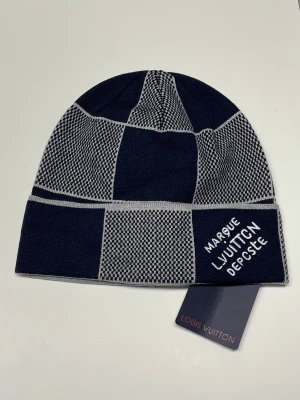 Lv Mössa - Säljer en helt ny mössa, aldrig använd. Storlek One size. Snabb frakt fraktas inom 24h efter köp. Kan härmas i Haninge, skriv gärna vid fler frågor.