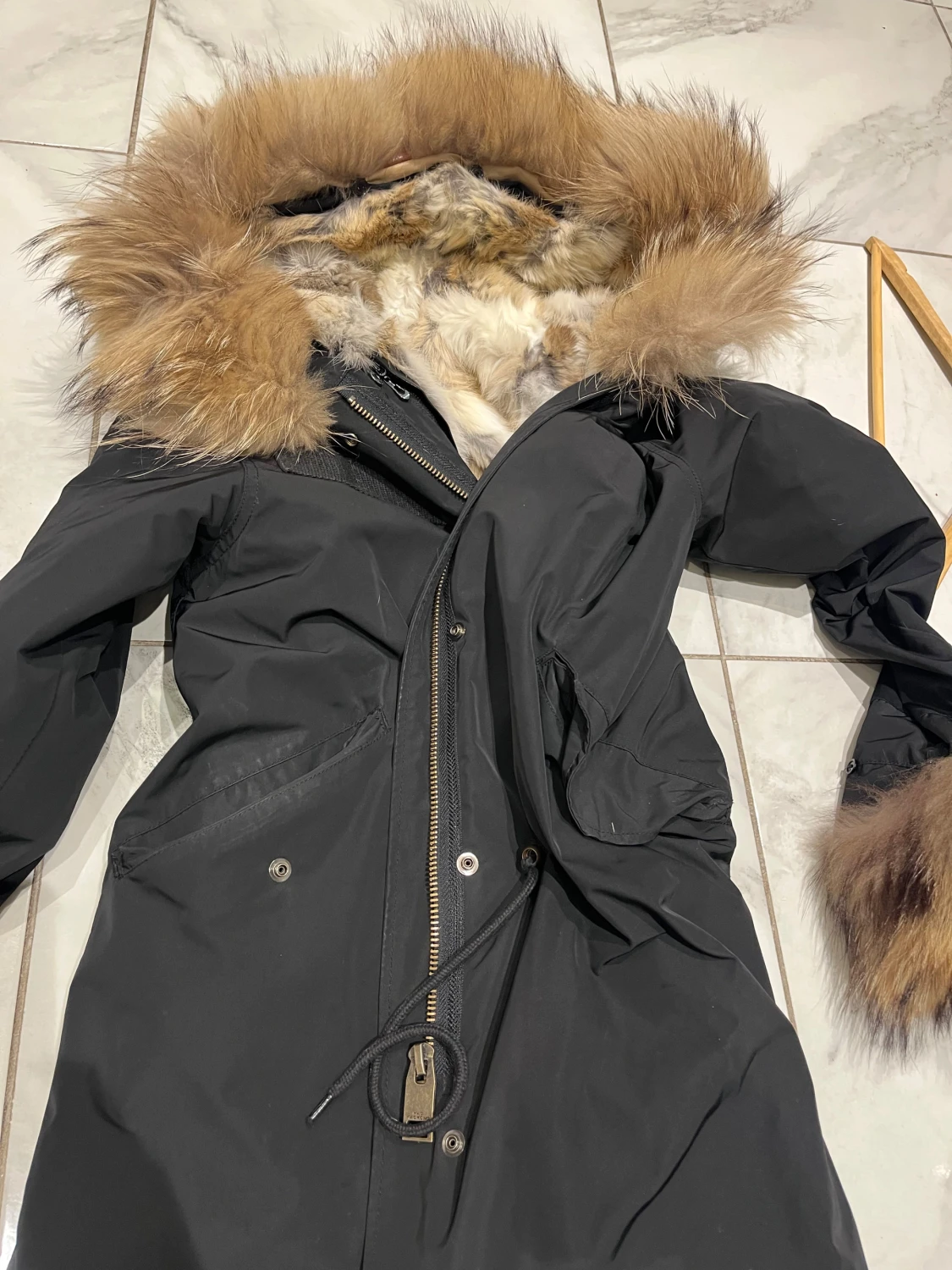 Svart parkas med pälsdetaljer - 3