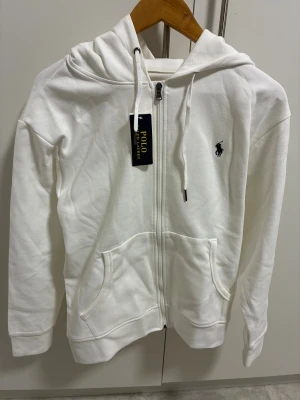 Ralph Lauren Zip - Tja! Säljer min Polo kofta i nytt skick utan defekter och etiketten sitter fortfarande kvar hör av er om det är nåt ni undrar över. Koftan är Storlek:S