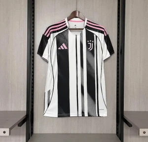 Juventus Adidas fotbollströja svartvit - Juventus fotbollströja från Adidas i svartvitt randigt mönster med rosa detaljer. Klassiska tre rosa ränder på axlarna, broderad Adidas-logga och Juventus-emblem i rosa. Tillverkad i lätt och ventilerande polyester, perfekt för match eller träning.