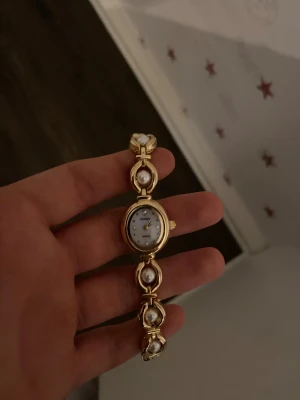 Elegant guldklocka  - Perfekt skick med ett helt nytt batteri: klockan är i ett utmärkt skick: klockans armband är justerbart och justeras enkelt hemma på någon minut med nål 🩷