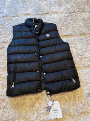 Moncler väst - Skit bra kvalitet. Scan och QR kod✅ pris kan diskuteras!
