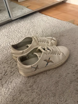 Axel Arigato skor  - Jättesnygga Arigato skor i storlek 37, väl använda och lite slitna men fortfarande i jättebra skick, går att tvätta så de blir lite fräschare, skriv för frågor💕