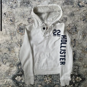 Hollister hoodie - Sjukt fet hoodie från Hollister i gott skick 🙌 Storlek XL men passar mer som en M, skriv för mått eller om du har en fråga✌️ 