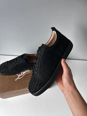 Christian Louboutin skor svart - Helt nya Christian Louboutin i svart färg med nitar. Fräschiga stiliga skor speciellt med de nitar och röd sula. Storlek 42