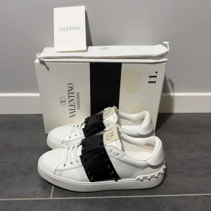 Valentino Rockstud  - Valentino open Rockstud, storlek 38 passar 39, skick 9/10, box dustbag samt kvitto medföljer vid köp, nypris 8500kr, vid funderingar hör av er. 